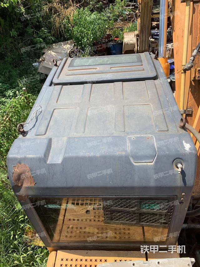 驾驶室顶部(整机外观) 驾驶室顶部(整机外观)