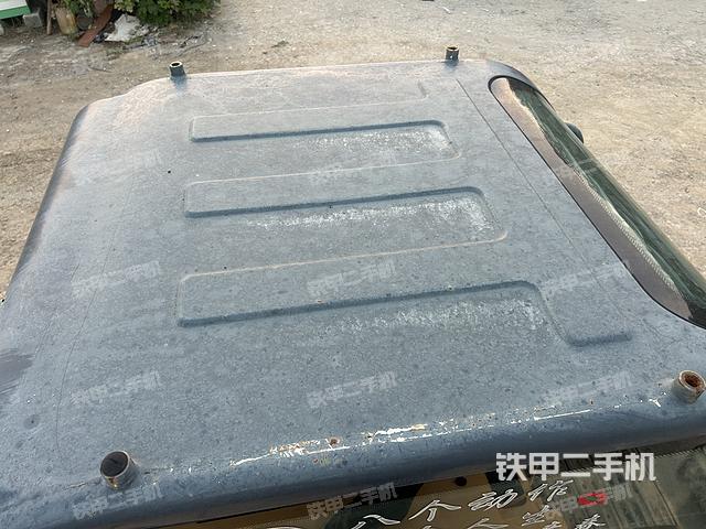 駕駛室頂部(整機(jī)外觀) 駕駛室頂部(整機(jī)外觀)