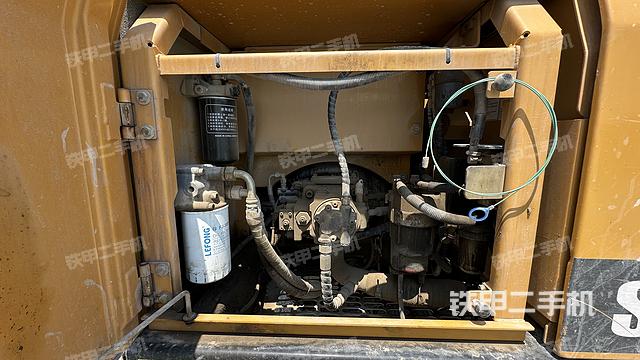 液壓泵艙室正面整體(整機外觀) 液壓泵艙室正面整體(整機外觀)