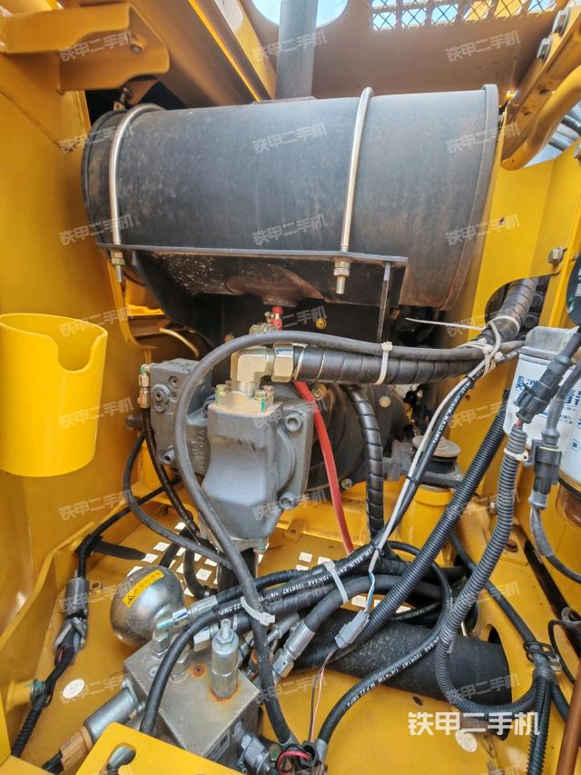 液压泵舱室正面整体(整机外观) 液压泵舱室正面整体(整机外观)