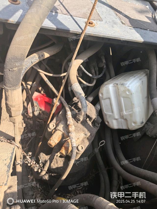 回轉(zhuǎn)馬達(dá)和主控閥（整機(jī)外觀）