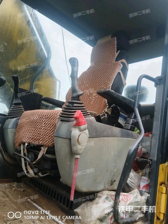 后窗玻璃角標（駕駛室部分）