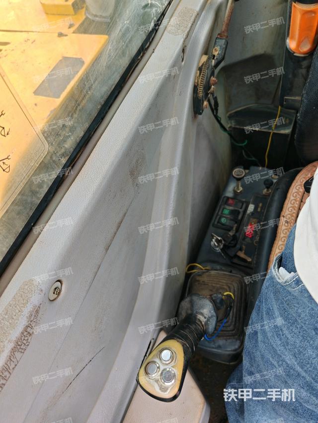 座椅右侧控制台/钥匙门/油门/含右手柄(驾驶室部分) 座椅右侧控制台/钥匙门/油门/含右手柄(驾驶室部分)