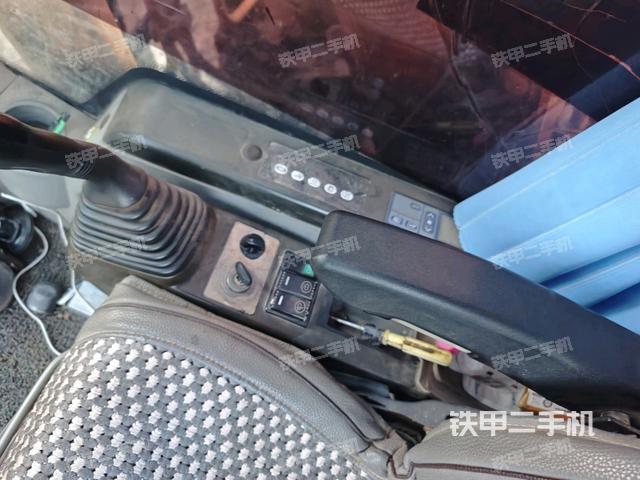 行走控制手柄和踏板 俯拍（驾驶室部分）