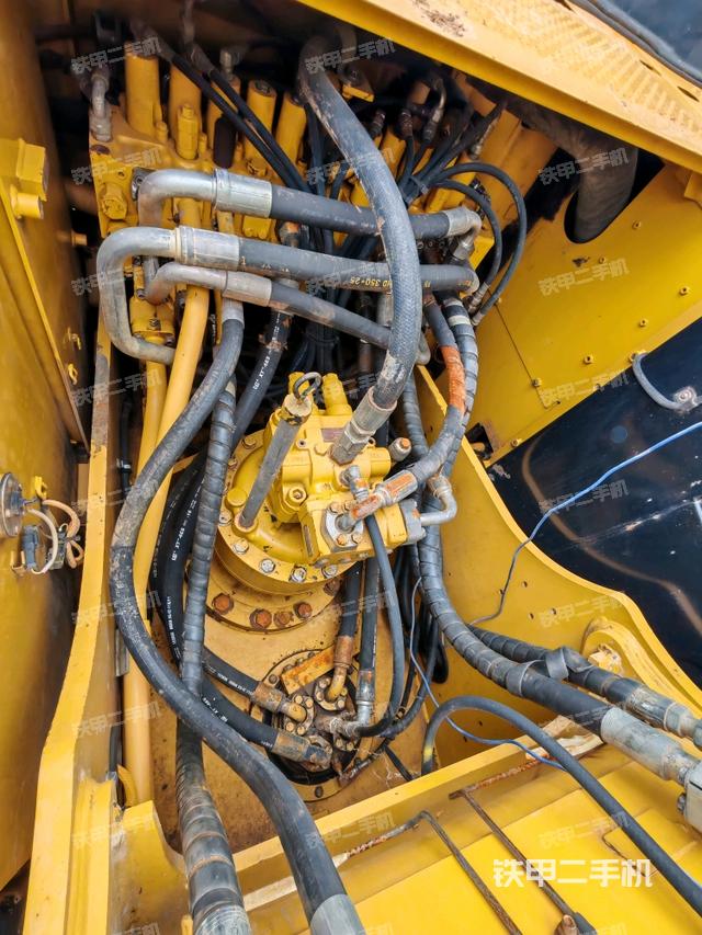 回转马达和主控阀（整机外观）