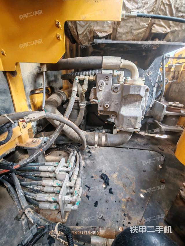 液压泵舱室正面整体（整机外观）