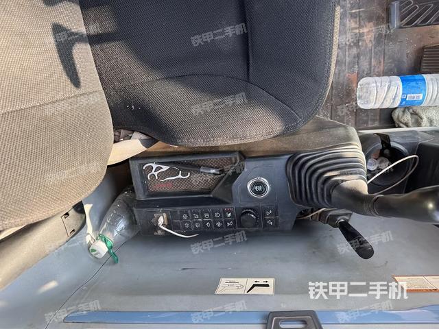 座椅右側(cè)控制臺(tái)/鑰匙門(mén)/油門(mén)/含右手柄（駕駛室部分）