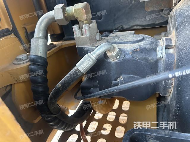 液壓泵艙室正面整體(整機(jī)外觀) 液壓泵艙室正面整體(整機(jī)外觀)