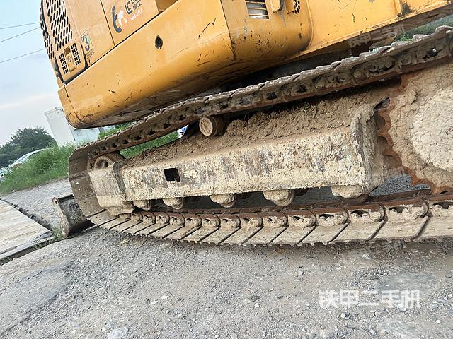 單側(cè)履帶整體(整機(jī)外觀) 單側(cè)履帶整體(整機(jī)外觀)