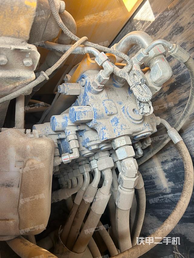 回轉(zhuǎn)馬達(dá)和主控閥(整機外觀) 回轉(zhuǎn)馬達(dá)和主控閥(整機外觀)