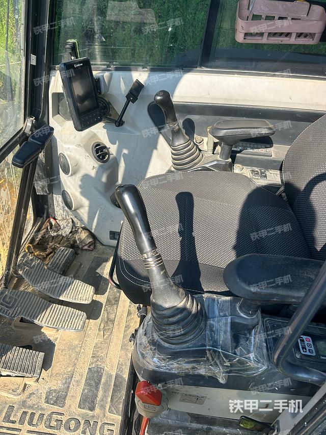 駕駛室整體(整機外觀) 駕駛室整體(整機外觀)