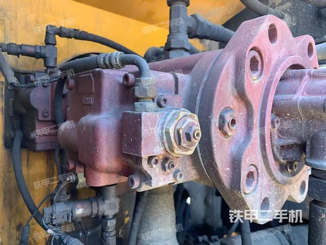 液压泵舱室正面整体(整机外观) 液压泵舱室正面整体(整机外观)