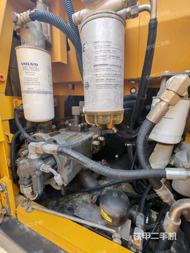 液压泵舱室正面整体（整机外观）