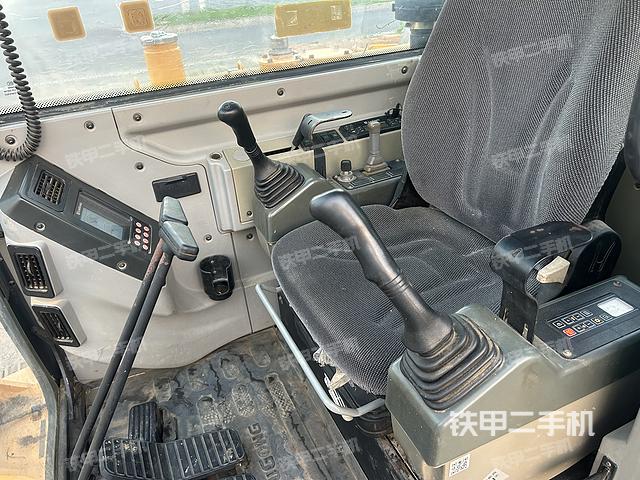 駕駛室整體(整機(jī)外觀) 駕駛室整體(整機(jī)外觀)