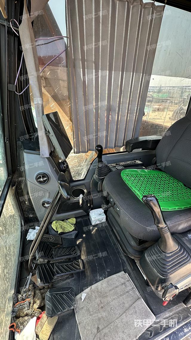 駕駛室整體(整機外觀) 駕駛室整體(整機外觀)