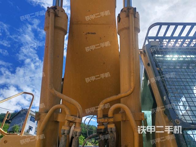 大臂油缸整体 竖拍（工作和回转装置）