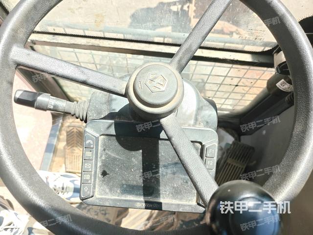 显示屏 (驾驶室部分) 显示屏 (驾驶室部分)