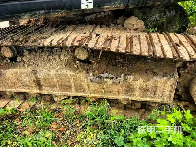 單側(cè)履帶整體(整機外觀) 單側(cè)履帶整體(整機外觀)