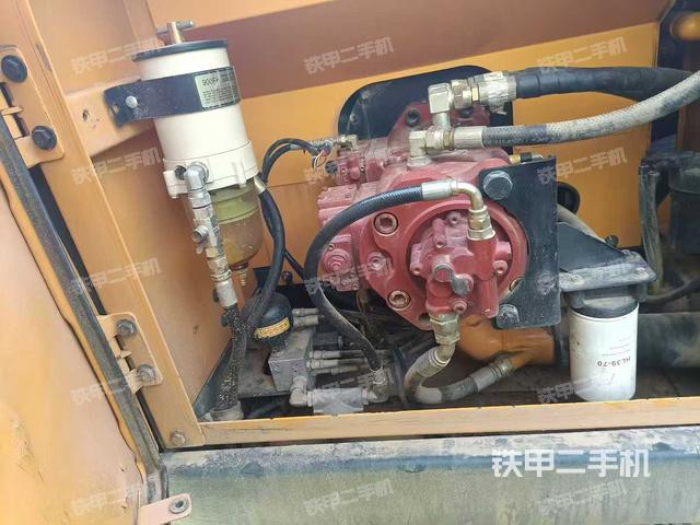 液压泵舱室正面整体(整机外观) 液压泵舱室正面整体(整机外观)