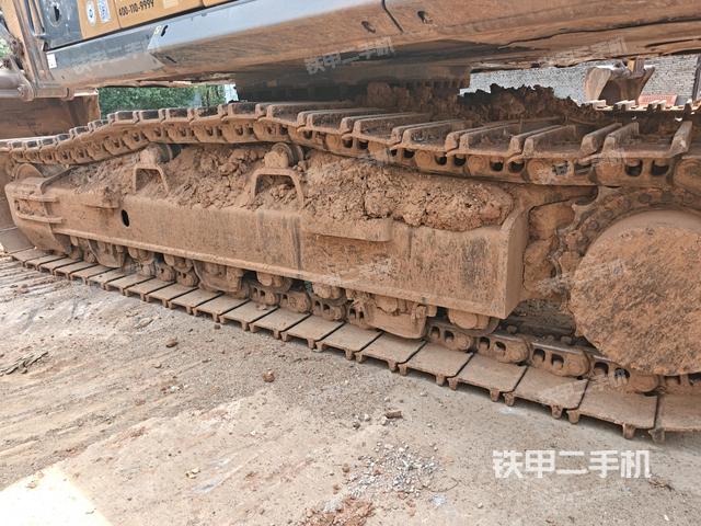 左驅(qū)動輪（行走機(jī)構(gòu)）