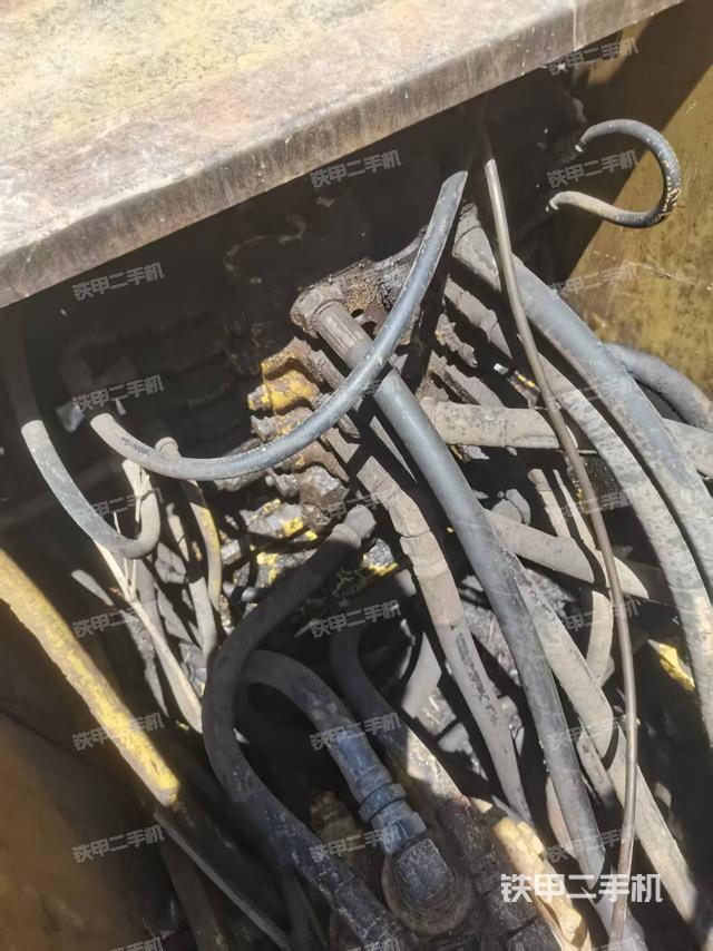 回转马达和主控阀(整机外观) 回转马达和主控阀(整机外观)