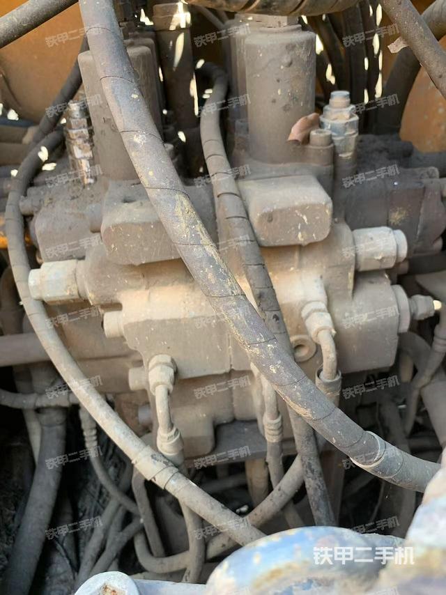 回转马达和主控阀(整机外观) 回转马达和主控阀(整机外观)