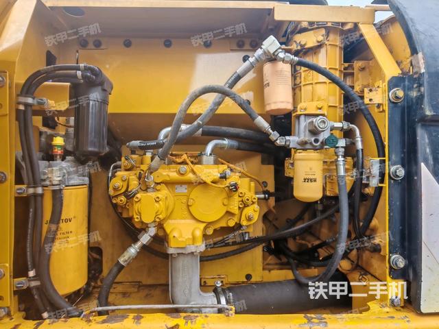 液压泵舱室正面整体（整机外观）