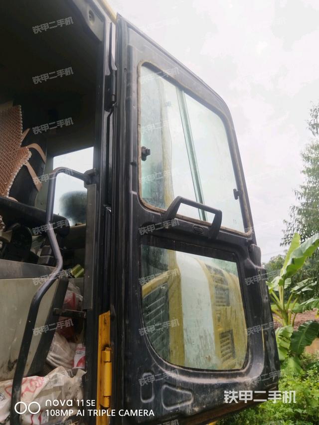 左后方玻璃角標（駕駛室部分）