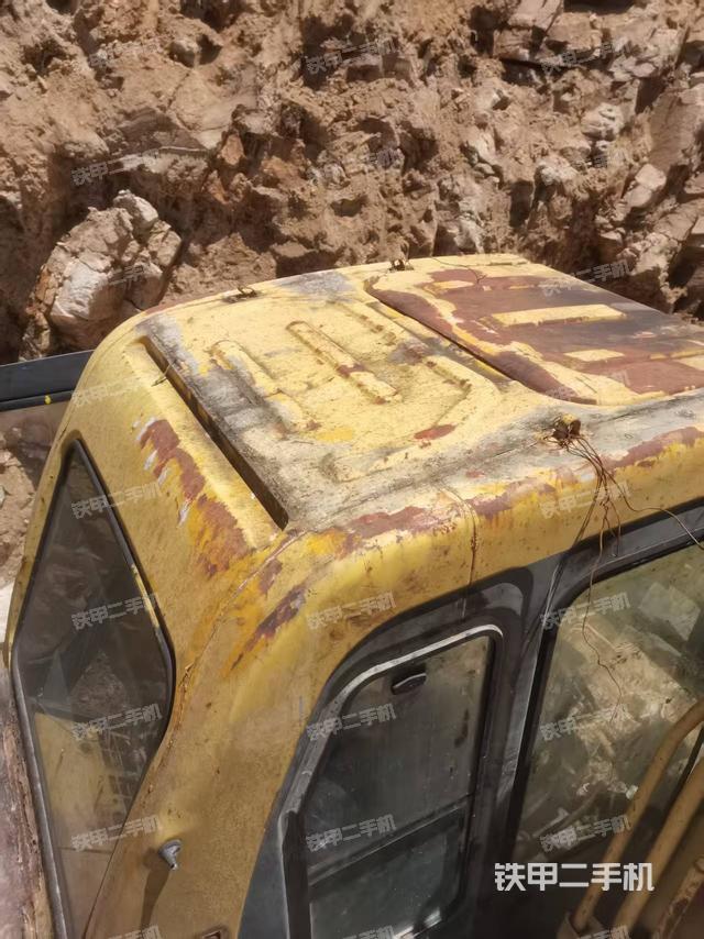 驾驶室顶部(整机外观) 驾驶室顶部(整机外观)