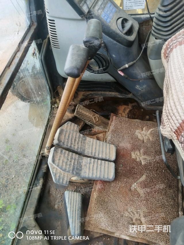 行走控制手柄和踏板 俯拍(驾驶室部分) 行走控制手柄和踏板 俯拍(驾驶室部分)