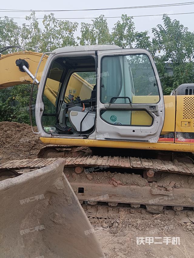 駕駛室整體(整機(jī)外觀) 駕駛室整體(整機(jī)外觀)