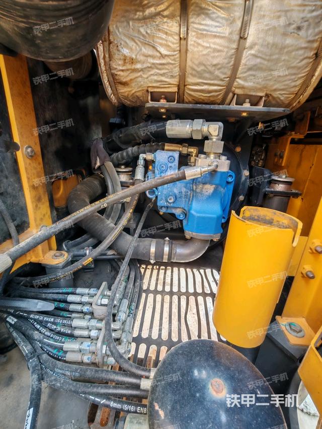 液压泵舱室正面整体（整机外观）