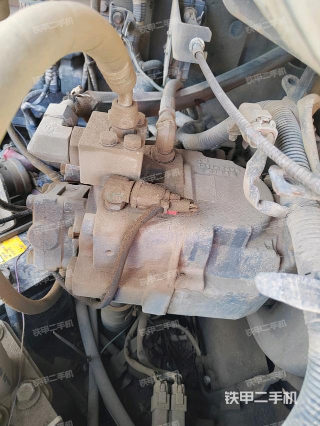 液压泵舱室正面整体(整机外观) 液压泵舱室正面整体(整机外观)
