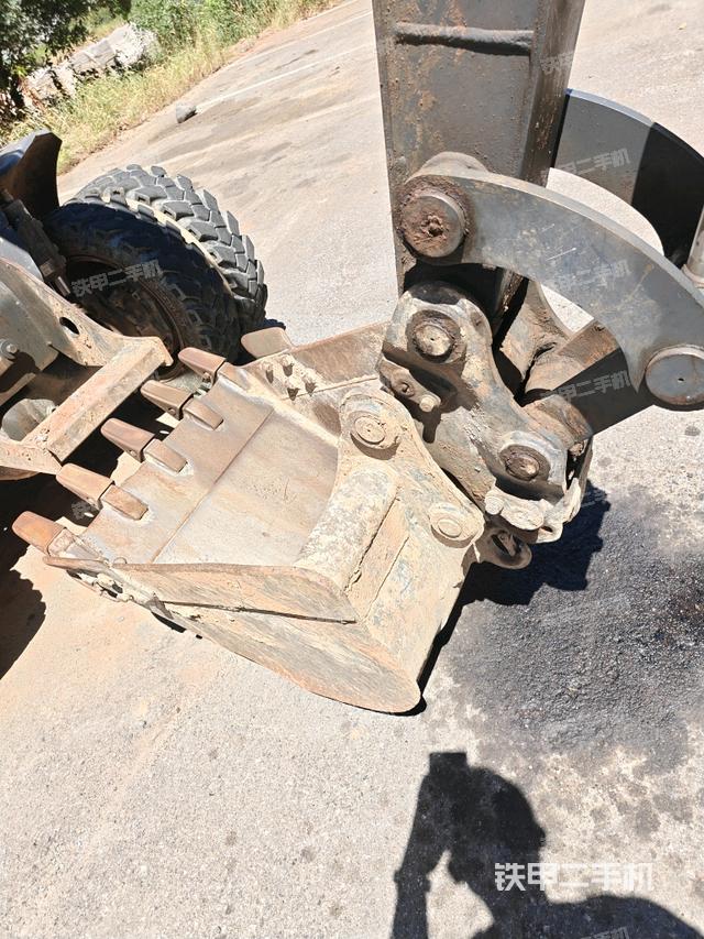 小臂整体左后(工作和回转装置) 小臂整体左后(工作和回转装置)