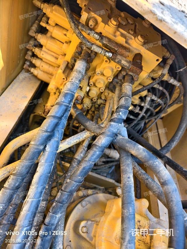 回转马达和主控阀（整机外观）