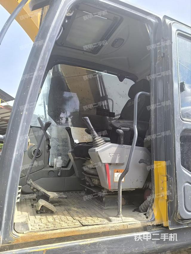 駕駛室整體(整機(jī)外觀) 駕駛室整體(整機(jī)外觀)