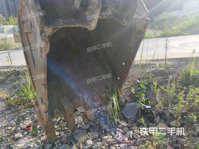 铲斗右后整体(工作和回转装置) 铲斗右后整体(工作和回转装置)