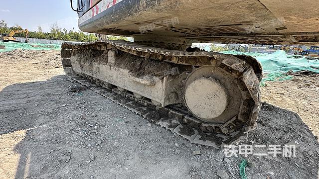 單側(cè)履帶整體(整機外觀) 單側(cè)履帶整體(整機外觀)