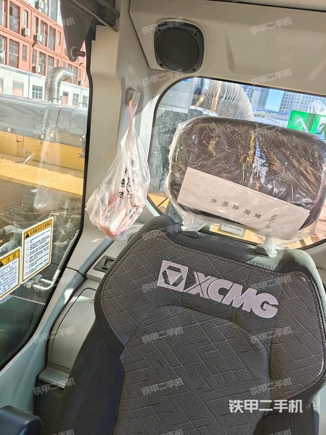 行走控制手柄和踏板?俯拍（駕駛室部分）