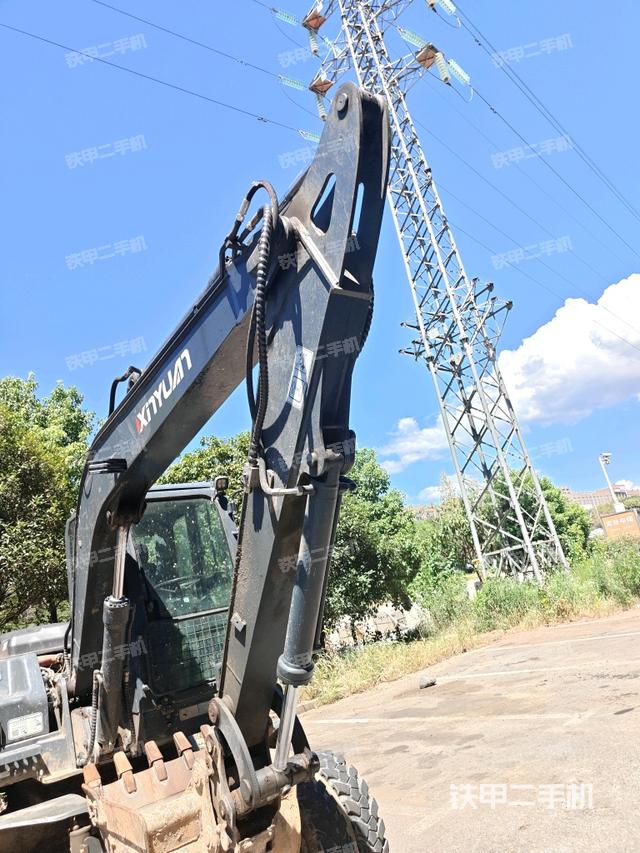 铲斗右后整体(工作和回转装置) 铲斗右后整体(工作和回转装置)