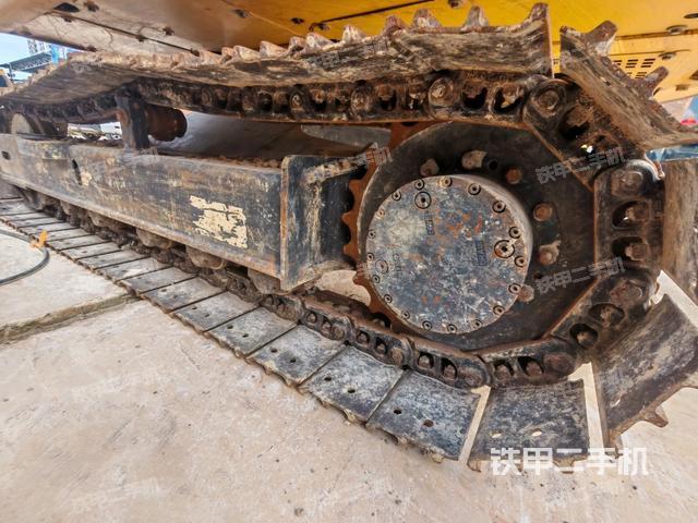 单侧履带整体(整机外观) 单侧履带整体(整机外观)
