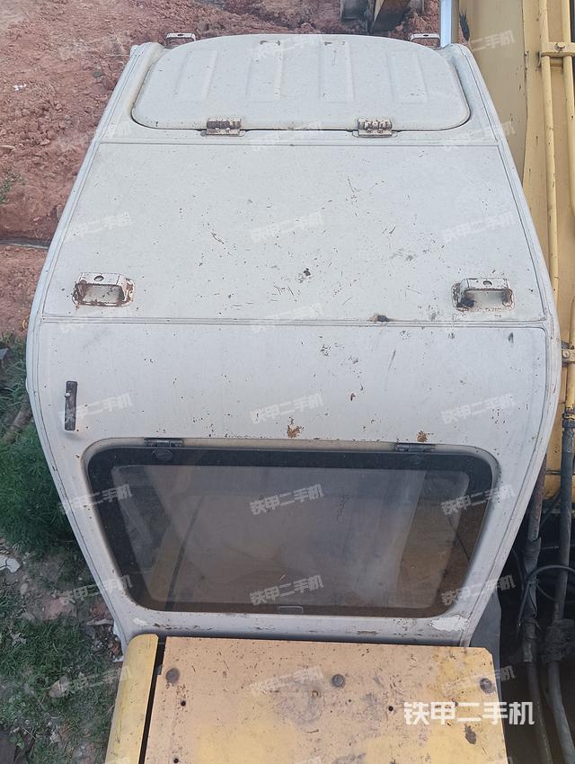 駕駛室頂部(整機(jī)外觀) 駕駛室頂部(整機(jī)外觀)