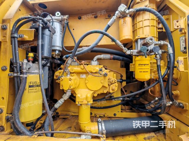 液压泵舱室正面整体（整机外观）