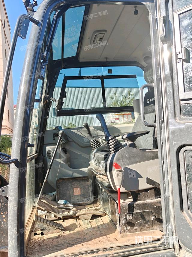 驾驶室整体(整机外观) 驾驶室整体(整机外观)