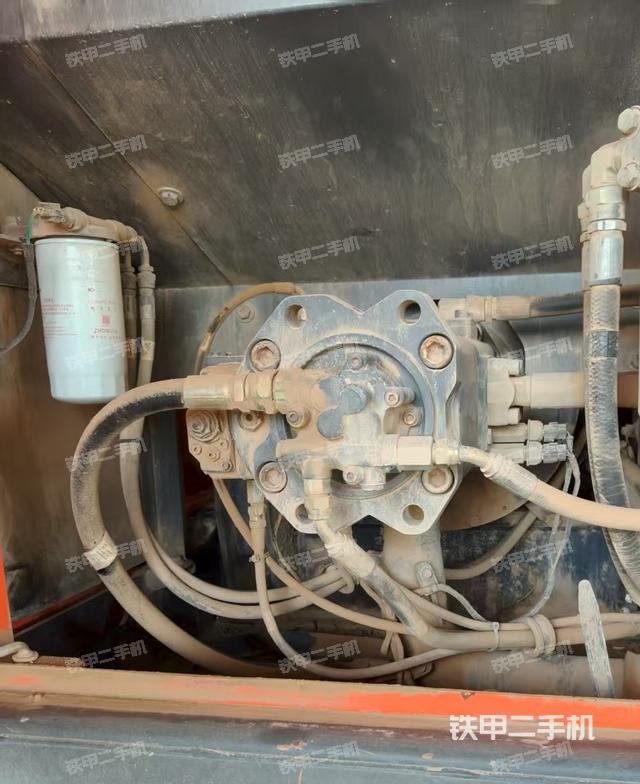 液压泵舱室正面整体（整机外观）