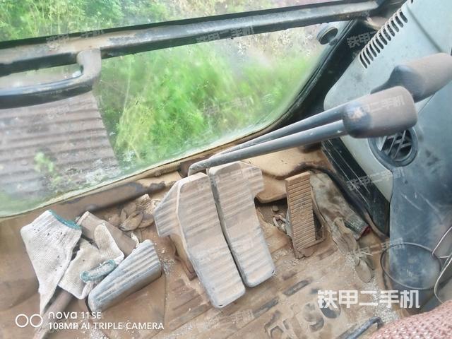 行走控制手柄和踏板?俯拍（駕駛室部分）