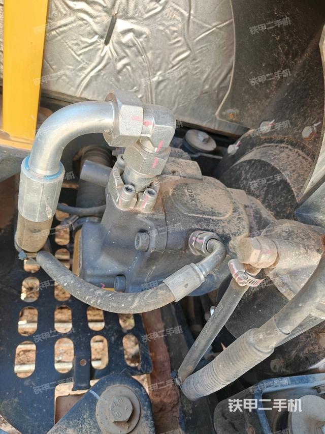 液压泵舱室正面整体(整机外观) 液压泵舱室正面整体(整机外观)