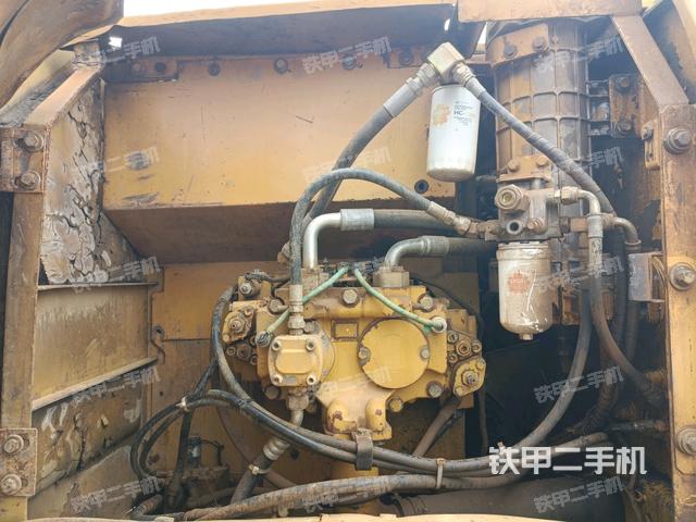 液压泵舱室正面整体（整机外观）