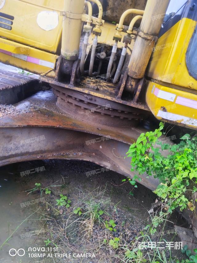 转盘和下车架正前(工作和回转装置) 转盘和下车架正前(工作和回转装置)