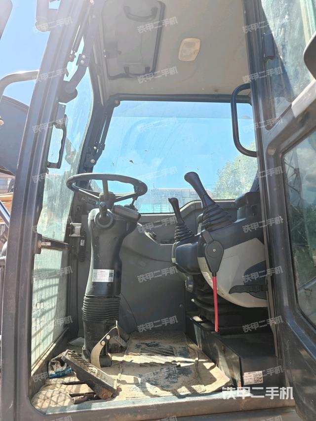 驾驶室正侧(驾驶室部分)  驾驶室正侧(驾驶室部分)